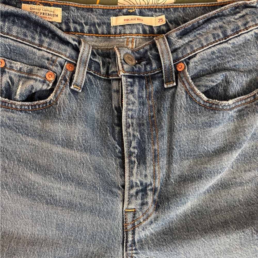 Women’s Levi’s Ribcage Bell, 25 waist, 32 inseam